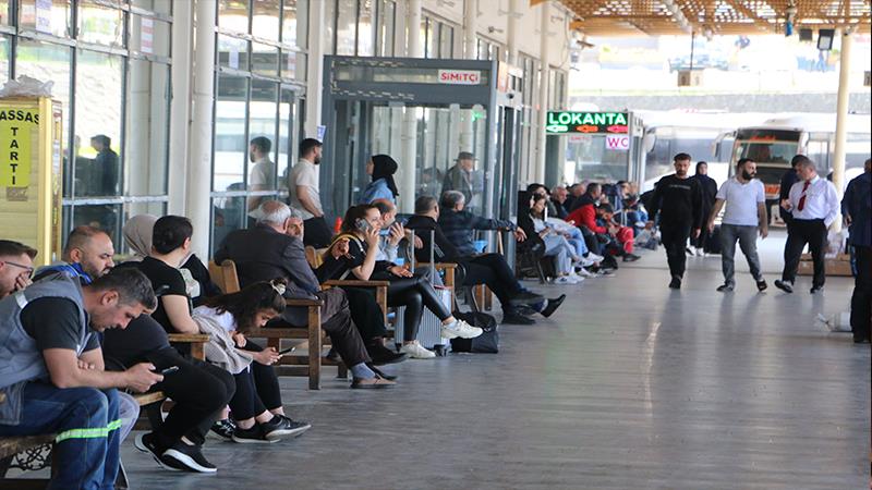 TATİLDEN DOLAYI DİYARBAKIR OTOGARINDA YOĞUNLUK VAR