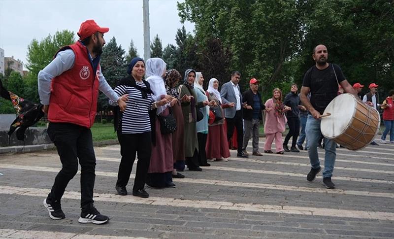 BATMAN`DA 1 MAYIS KUTLAMASI İÇİN DİYARBAKIR`DAN YOLA ÇIKTILAR