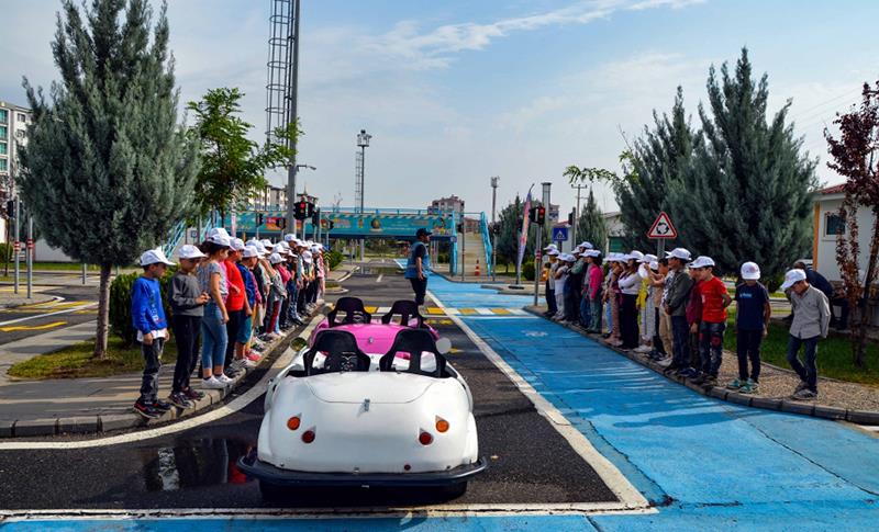 GÜNDE 300 ÖĞRENCİYE TRAFİK EĞİTİMİ VERİLİYOR