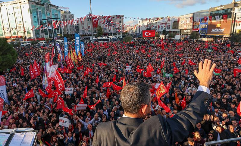 ESENYURT'TA DEV MİTİNG: ‘KAYYUM POLİTİKALARIYLA KÜRT SORUNUNUN VAR OLDUĞUNU DÜNYAYA İLAN ETTİLER’