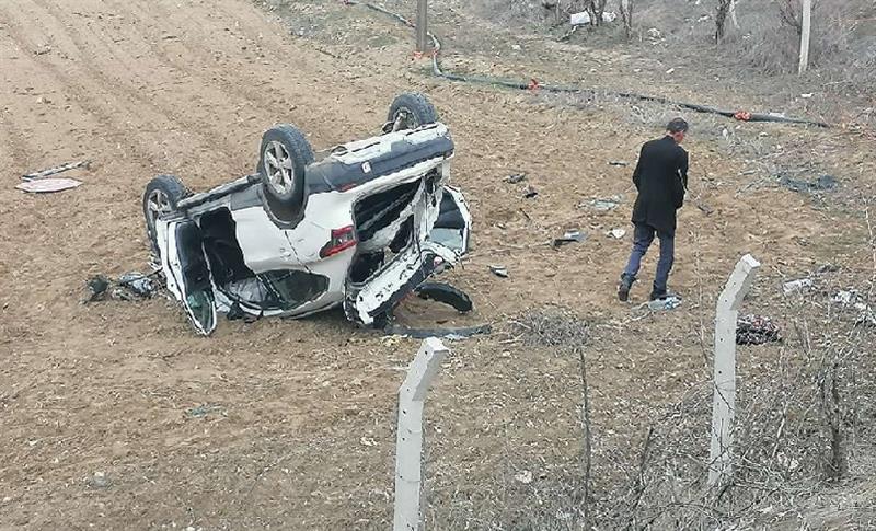 ELAZIĞ'DA TAZİYEYE GİDEN OTOMOBİL TARLAYA UÇTU: 6 YARALI