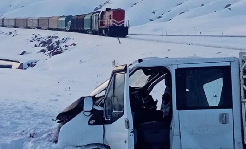 VAN’DA KARKÜRER TRENİ KAMYONETE ÇARPTI KAZADA 5 KİŞİ YARALANDI