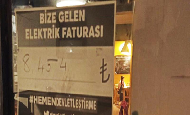 ESNAFTAN ZAM TEPKİSİ: FATURASINI CAMA ASTI