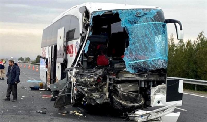 URFA’DA YOLCU OTOBÜSÜ TIR İLE ÇARPIŞTI! 10 KİŞİ YARALANDI