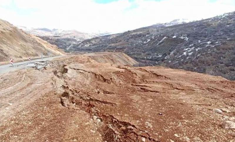 TUNCELİ'DE YAĞIŞ NEDENİYLE YOLLAR ÇÖKTÜ