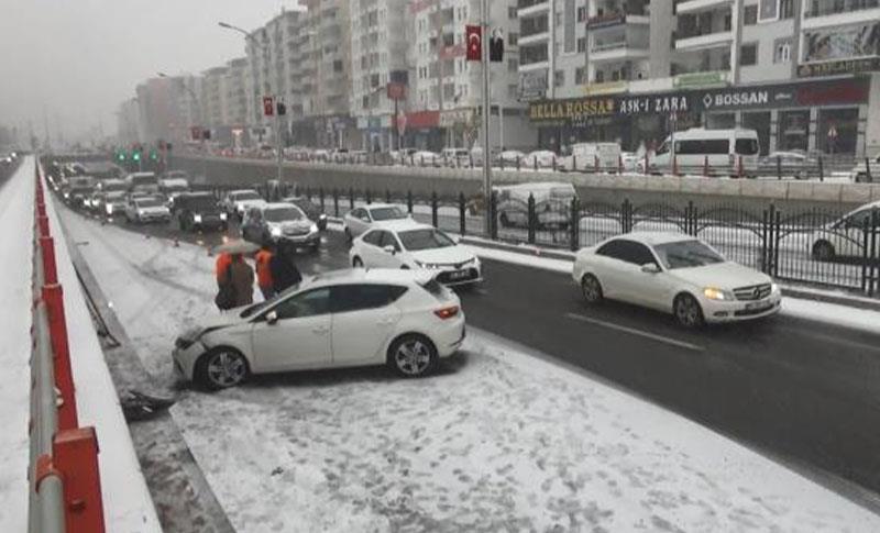 DİYARBAKIR’DA KAR YAĞIŞI SONRASI TRAFİK KAZALARI MEYDANA GELDİ