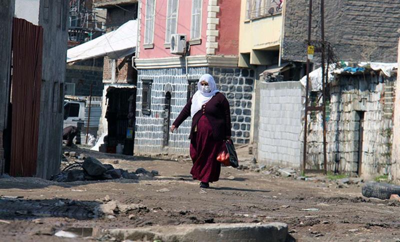 SUR’DA YERDEN SÖKÜLEN PARKE TAŞLARI 2 AYDIR YERİNE TAKILMADI