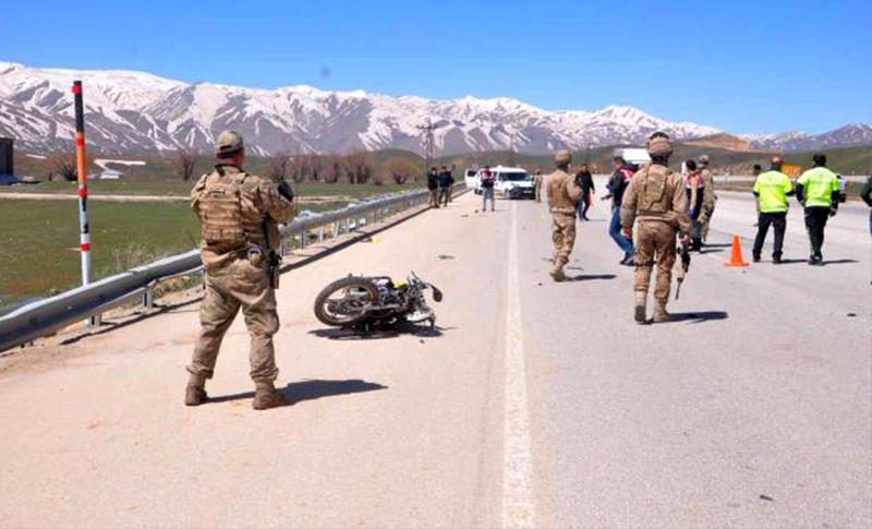 HAKKÂRİ’DE KAMYONET İLE MOTOSİKLET ÇARPIŞTI: 1 ÖLÜ 1 YARALI