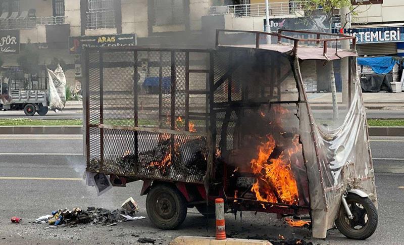 DİYARBAKIR’DA KARTON TOPLAYICISI SOKAK ORTASINDA ARACINI YAKTI