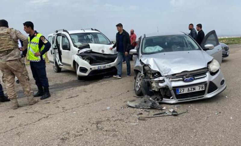 ŞIRNAK’TA İKİ OTOMOBİLİN ÇARPIŞMASIN SONUCU 1'İ AĞIR, 10 KİŞİ YARALANDI