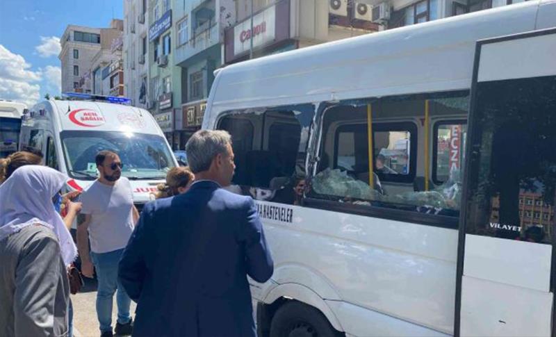 DİYARBAKIR’DA MİNİBÜS DARALAN YOLDA YOLCU OTOBÜSÜNÜ SIKIŞTIRDI: 2 YARALI