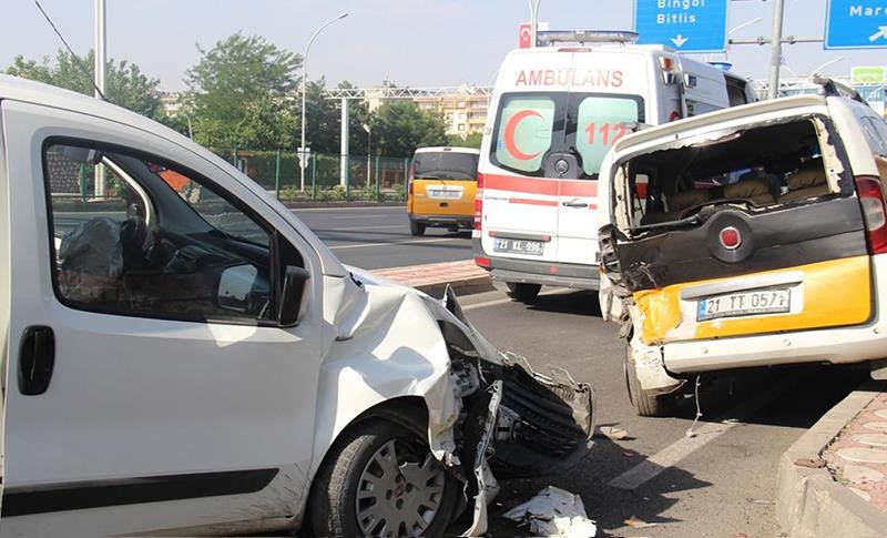 DİYARBAKIR’DA TİCARİ ARAÇ İLE OTOMOBİL ÇARPIŞTI: MADDİ HASAR OLUŞTU