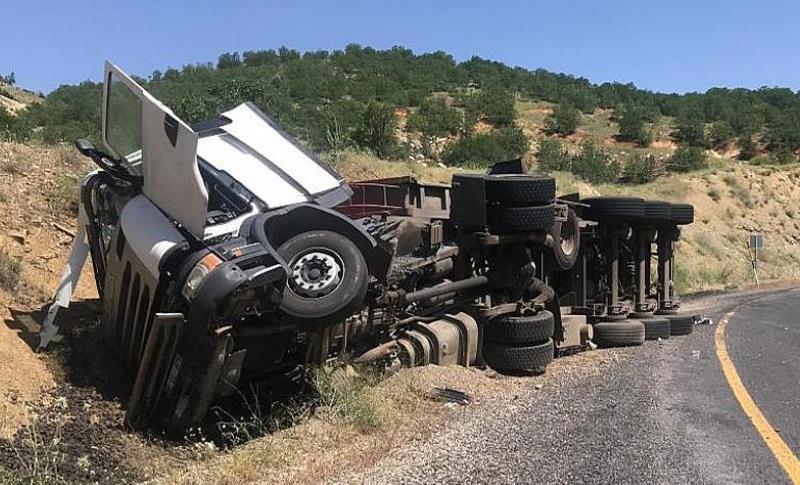 DİYARBAKIR ELÂZIĞ KARAYOLUNDA KAMYON DEVRİLDİ! 1 YARALI