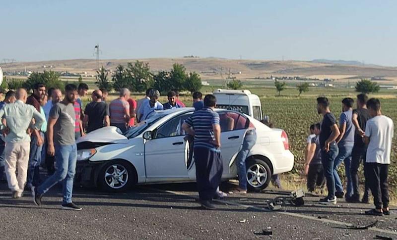 DİYARBAKIR’DA DİREKSİYON BAŞINDA UYUKLAYAN SÜRÜCÜ KAZA YAPTI! 2 YARALI