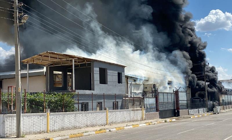 DİYARBAKIR’DA KOZMETİK FABRİKASINDA YANGIN! 1 YARALI