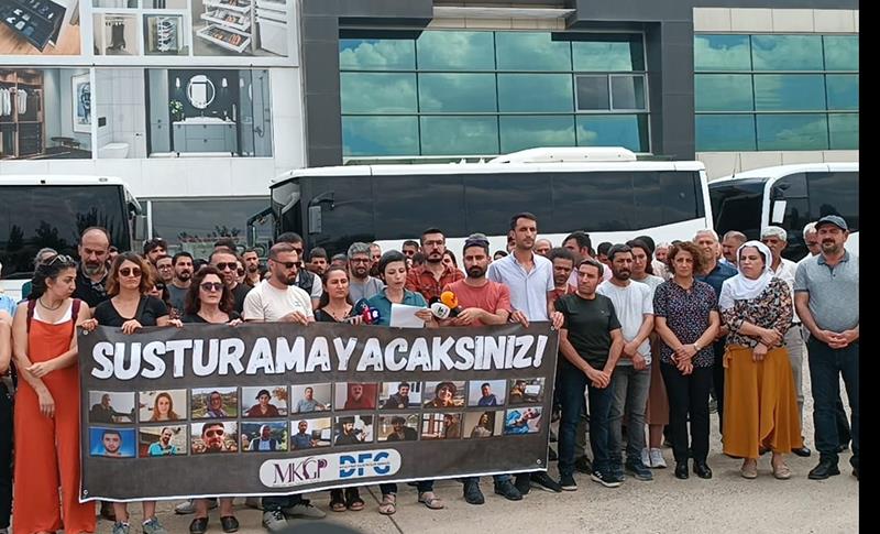 22 GAZETECİNİN GÖZALTINA ALINMASI PROTESTO EDİLDİ