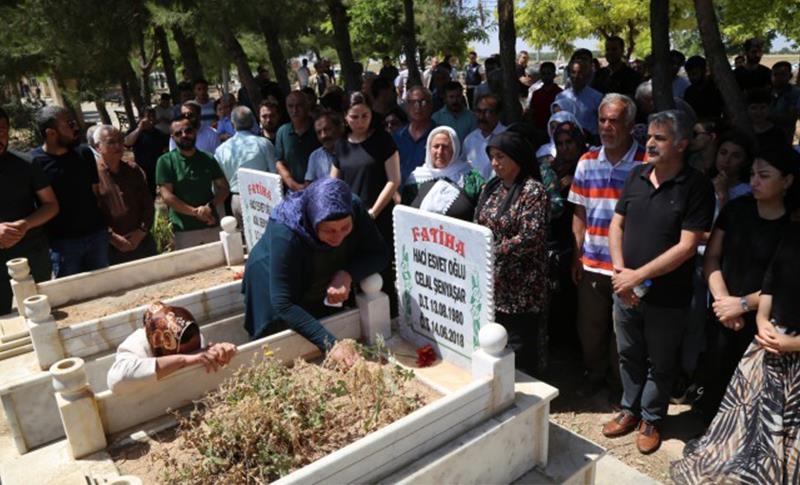 KATLEDİLEN ŞENYAŞAR AİLESİNİN FERTLERİ MEZARLARI BAŞINDA ANILDI