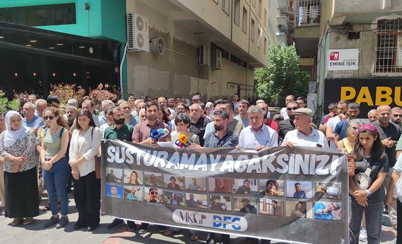 16 GAZETECİNİN TUTUKLANMASI PROTESTO EDİLDİ