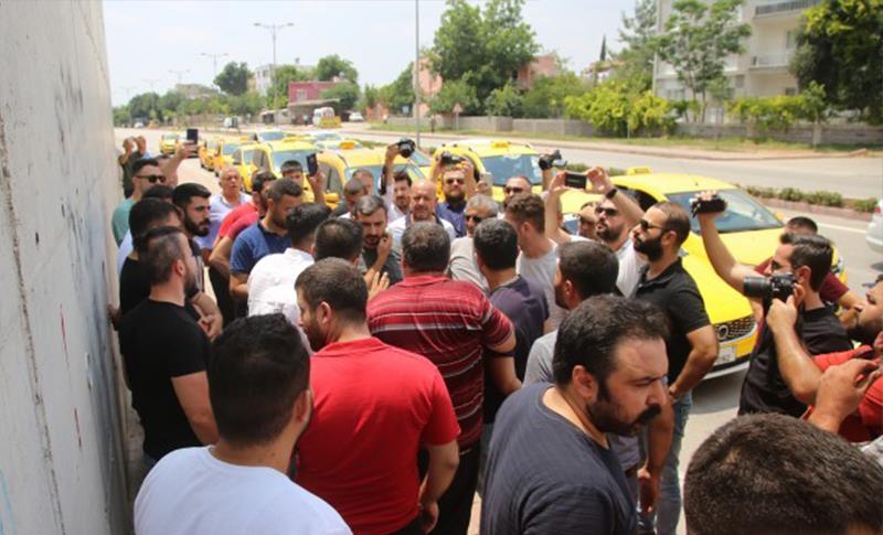 ADANA’DA TAKSİCİLER ZAMLARI PROTESTO ETMEK İÇİN KONTAK KAPATTI