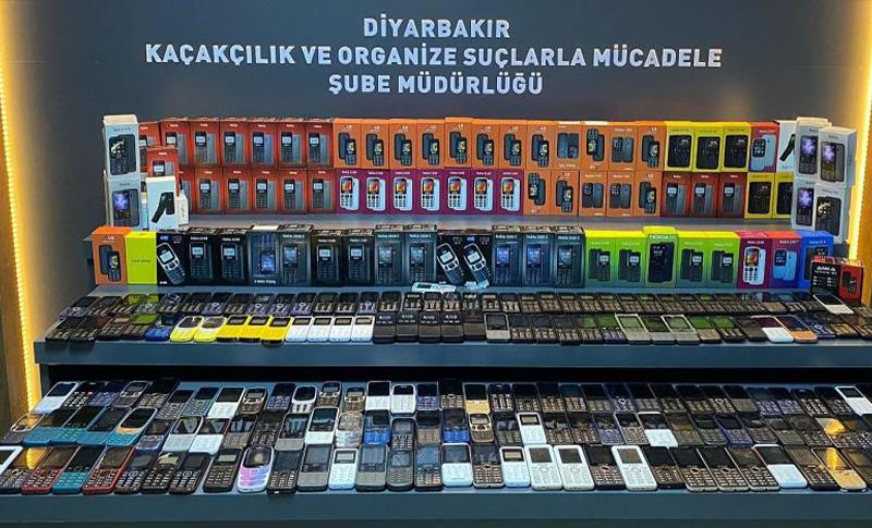 DİYARBAKIR'DA BİR ARAÇTA 180 KAÇAK TELEFON ELE GEÇİRİLDİ