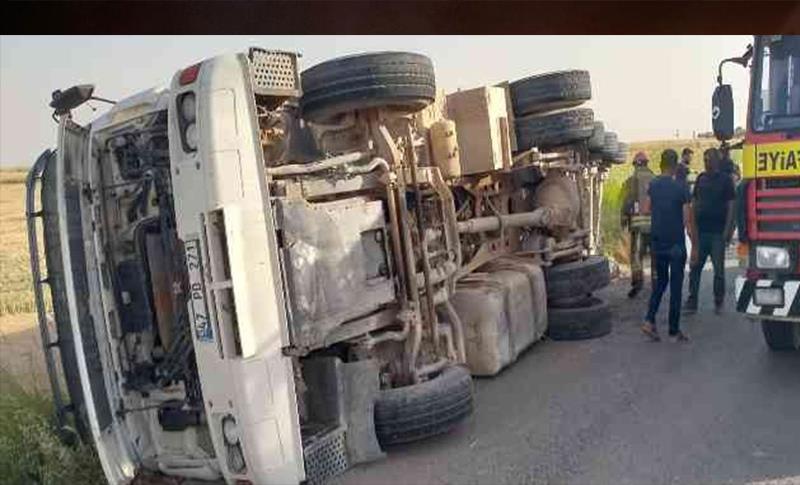 KIZILTEPE’DE BUĞDAY YÜKLÜ TIR DEVRİLDİ! 2 YARALI