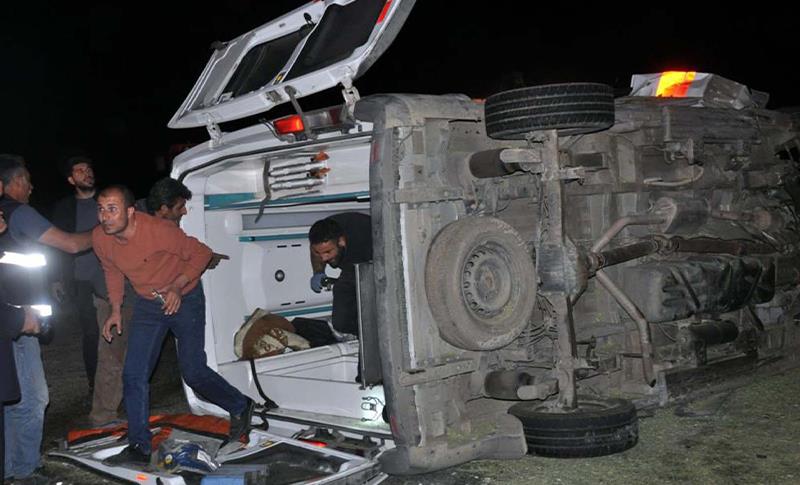 MUŞTA AMBULANS İLE TRAKTÖR ÇARPIŞTI! 5 YARALI