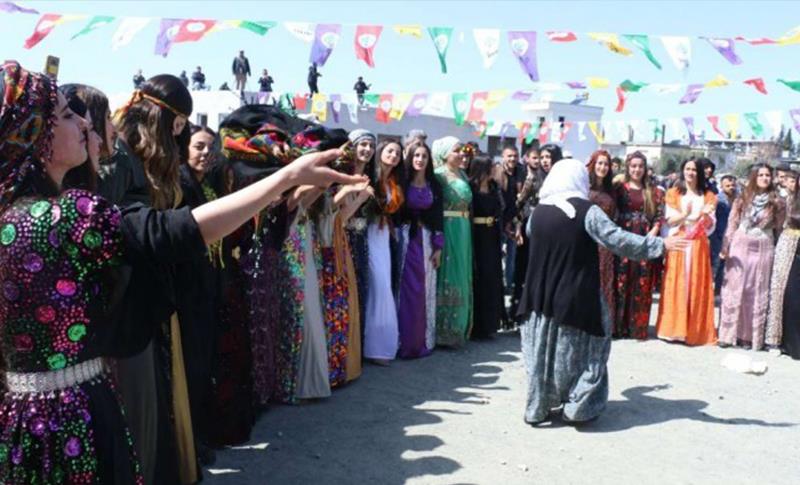 NEWROZ’DA ŞAL SALLAYAN KADINA 10 AY HAPİS