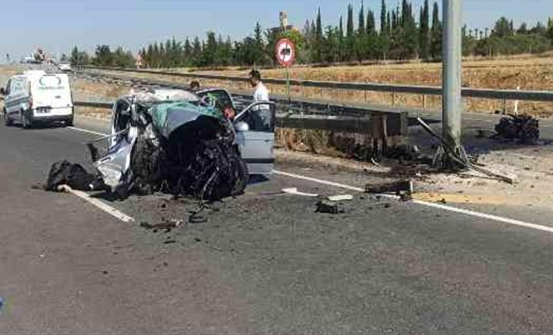 ŞANLIURFA’DA OTOMOBİL YÖN TABELASINA ÇARPTI! 3 ÖLÜ 1 YARALI