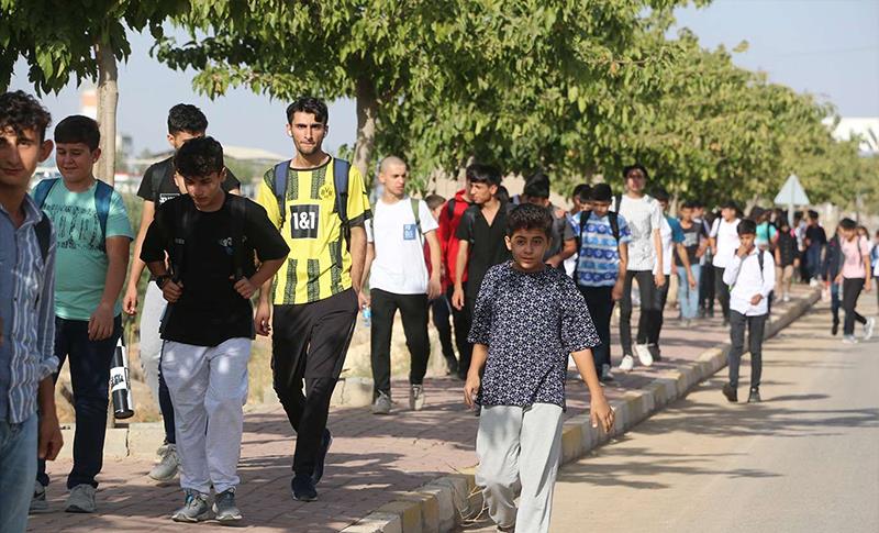 OKUL VAR SERVİS YOK! ÖĞRENCİLER 10 KM YOL YÜRÜYOR