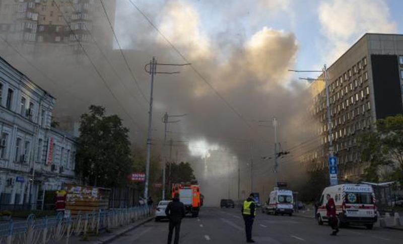 KÎEV BI DRONÊN KAMÎKAZE HAT BOMBEBARANDIN