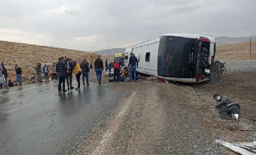 Sivas'ta otobüs devrildi, çok sayıda ölü ve yaralı var